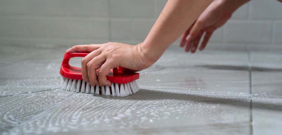 cleaning bathroom tiles with vinegar